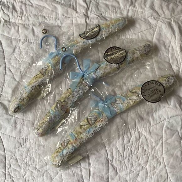 New Set of 3 Vintage Scented Padded Lingerie Sweater Hangers -seashells lace gra - Picture 1 of 6